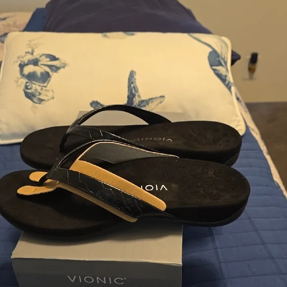Vionic Women's Black Sandals - Picture 3 of 4